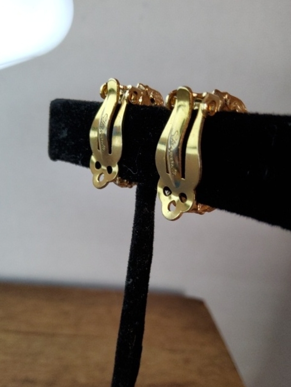 Vintage Elsa Schiaparelli Clip- on earrings. - Picture 3 of 9